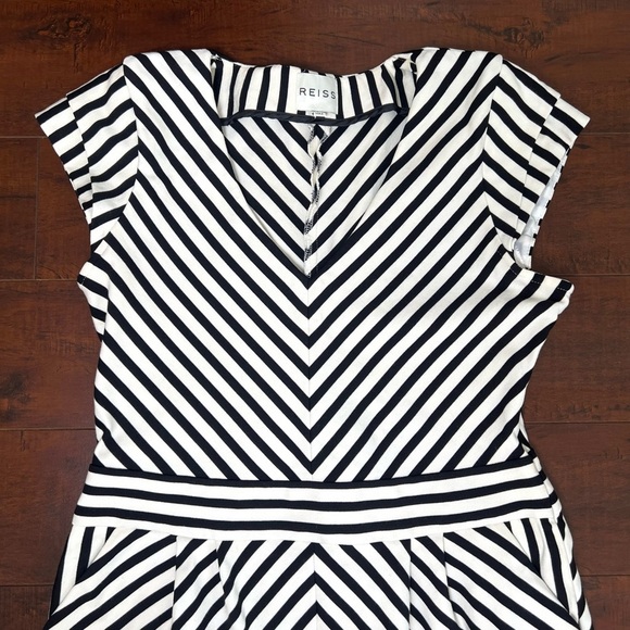 REISS Petula Shift Dress Knee Length Black White Stripe Chevron Print Size 8 - Picture 3 of 11